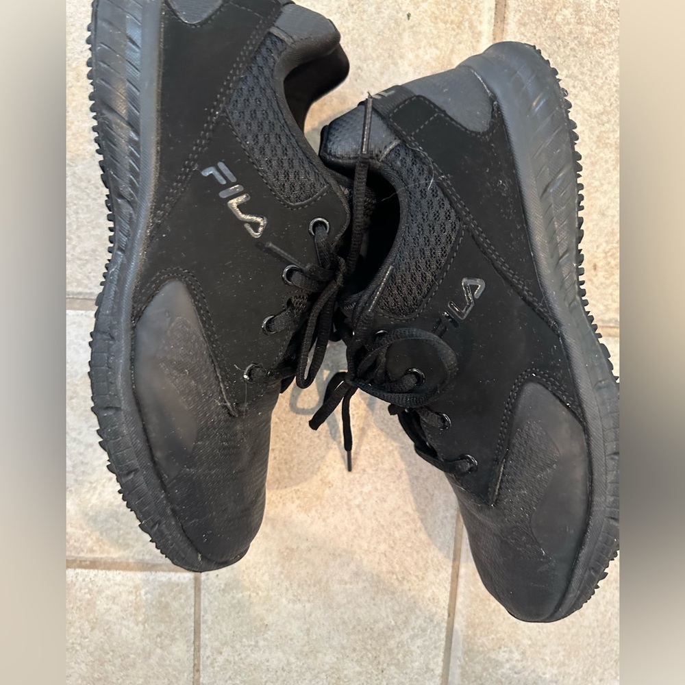 FILA MEMORY LAYERS SLIP RESISTANT WORK SHOE - WOMEN'S SIZE 8